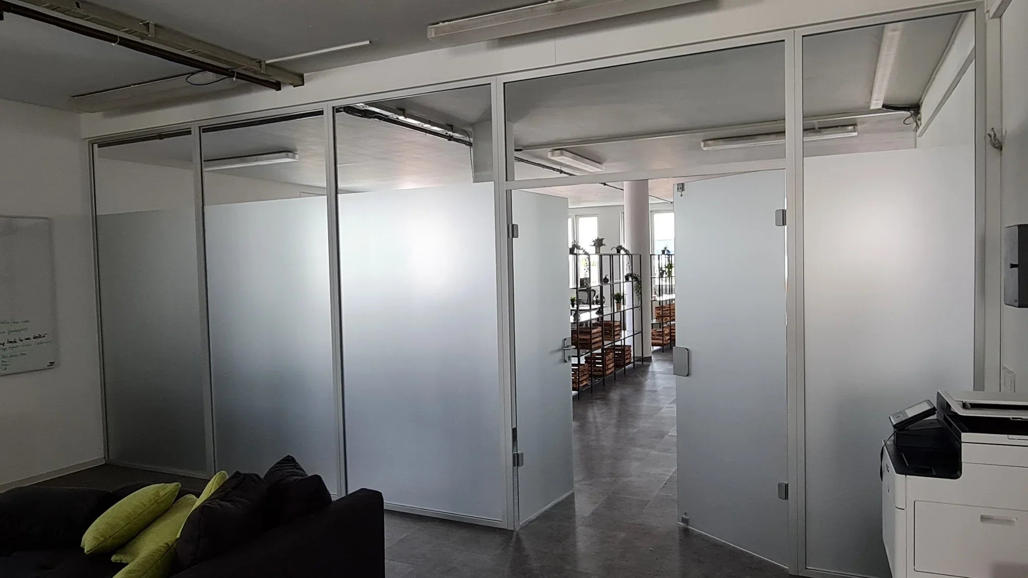 Milchglasfolie-Büro-Sichtschutz-Sonnenschutz-Scheiben-Folieren-Fildercopy-Stuttgart