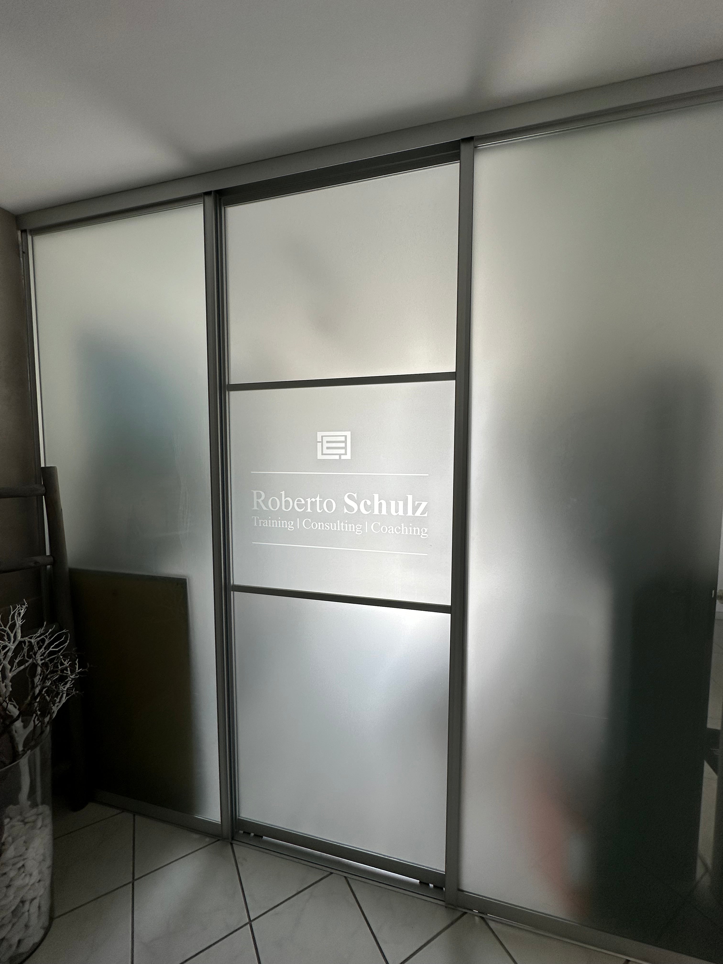 Milchglasfolie-Büro-Privatspfähre-Sonnenschutz-Scheiben-Folieren-Fildercopy-Stuttgart