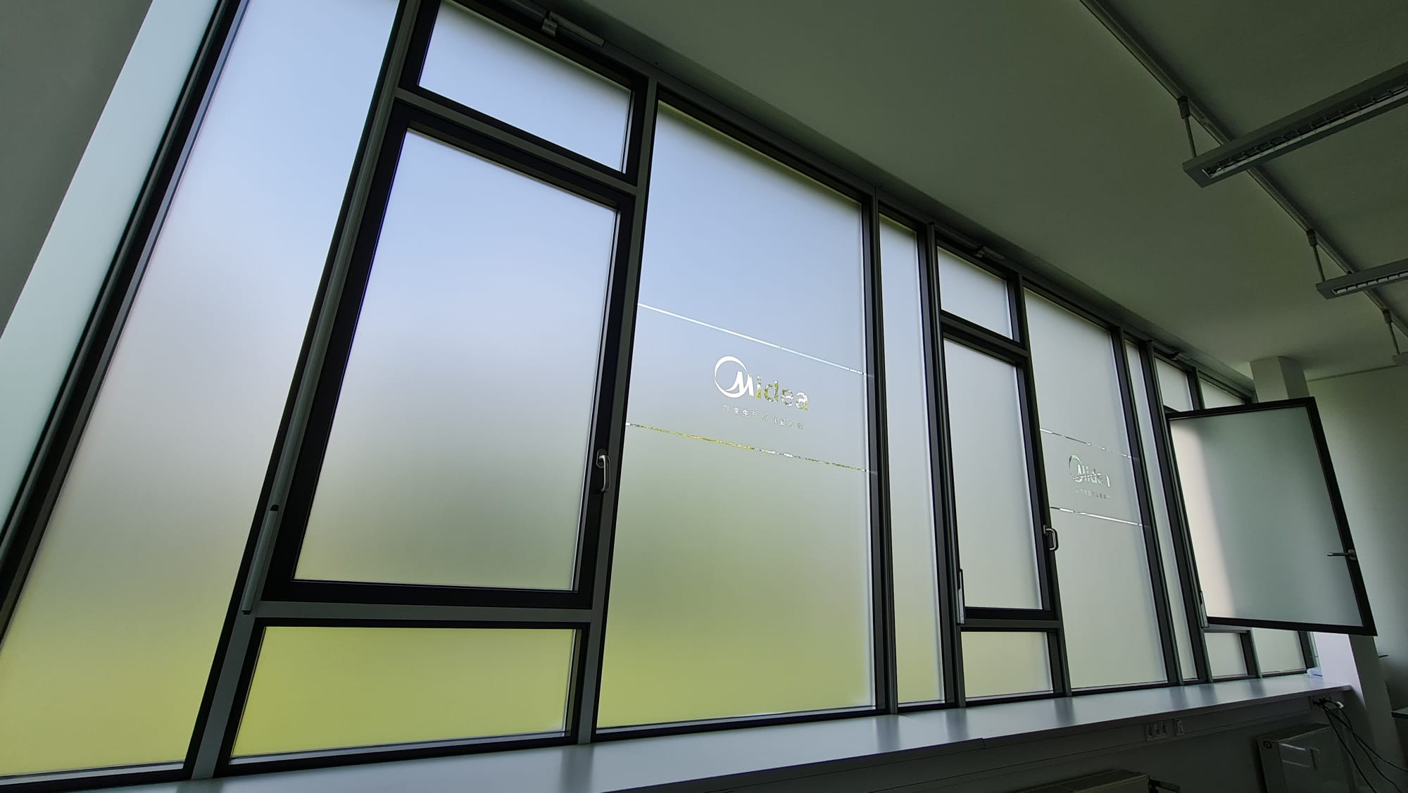 Milchglasfolie-Sichtschutz-Glasscheibe-Folieren-Buero-Folie-Filder-Copy-Stuttgart